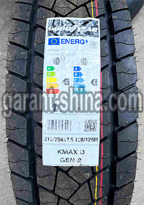 Goodyear KMax D Gen-2 (приводная) 215/75 R17.5 128/126M 14PR - Фото протектора с этикеткой вблизи